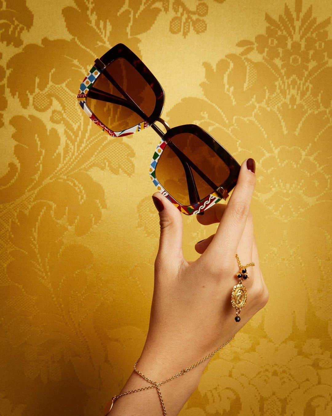 Harrodsのインスタグラム：「All eyes are on @DolceGabbana’s latest sunglasses, which pay tribute to Sicily through the brand’s iconic Carretto print and polished gold details.   #Harrods #HarrodsFashion #DGFW20 #DGEyewear #DolceGabbana   Shop the store through our remote Personal Shopping service (previously known as Virtual Concierge) or shop online at harrods.com.」