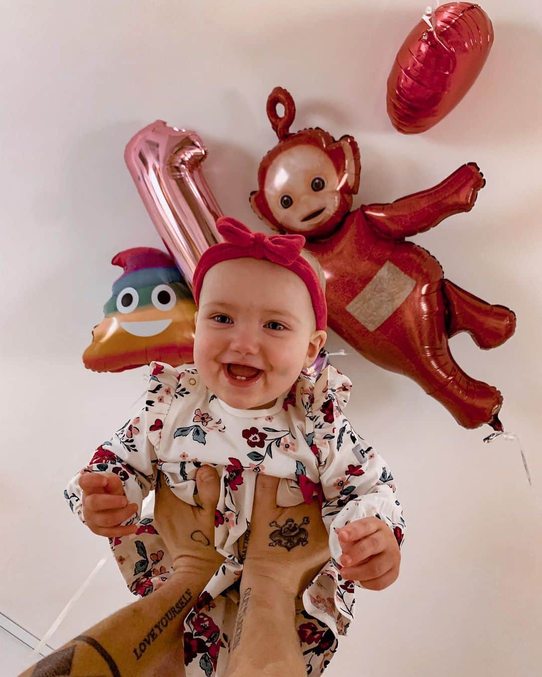 チャチー・ゴンザレスのインスタグラム：「Happy first birthday to my baby girl ❤️ I cannot believe a year has already passed. I’m so so lucky to have the honor to watch you grow up little lady. You’re only a year but you’re already so funny and have so much attitude (your Latina side shows) lol I know I’m writing this out as if you’re going to read it, but you will one day. I just want you to know that I love being your mother and you make everyday so incredibly amazing. Happy birthday Soffe Boffe ❤️ mommy loves you so dang much, you beautiful girl.」