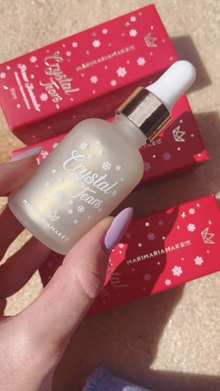 マリ・マリアのインスタグラム：「Um natal com amor ❣️ Vamos arrasar no presente 🎁 @marimariamakeup #crystaltears」