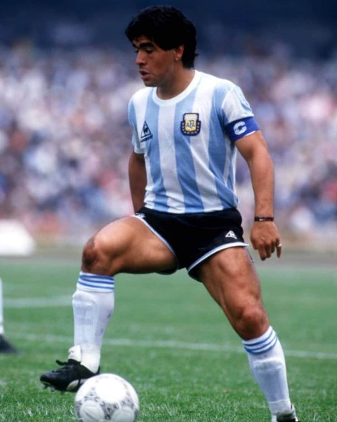 のインスタグラム：「Mucha fortaleza a su familia, se fue un grande en la historia del fútbol ⚽. Maradona QEPD」