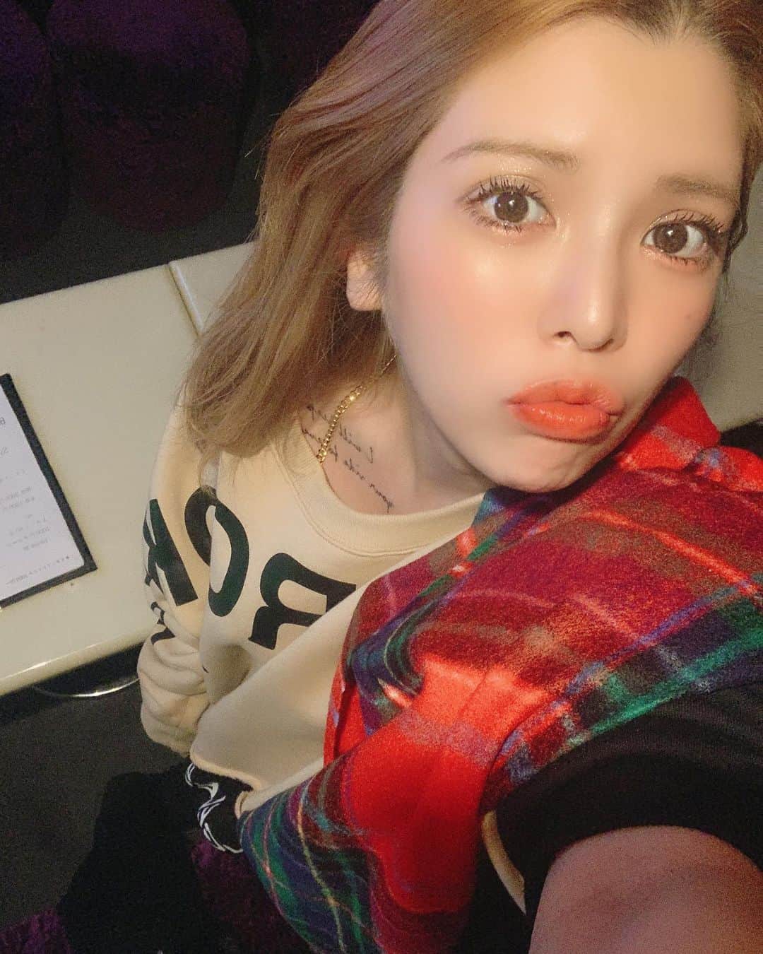 坂口杏里のインスタグラム：「BARカシェット にて今から まじおもしろい お客様きてるので、  今からインスタライブします！笑  09054307175  ↑何かあればこちらまで！ Bar Cachette (カシェット) 東京都新宿区歌舞伎町2-11-7 メトロビル4階 営業時間 1:00～  お待ちしてますん💕 男性１時間3000円 女性１時間1500円 （飲み放題）  ライン交換写メ撮ろ♡」