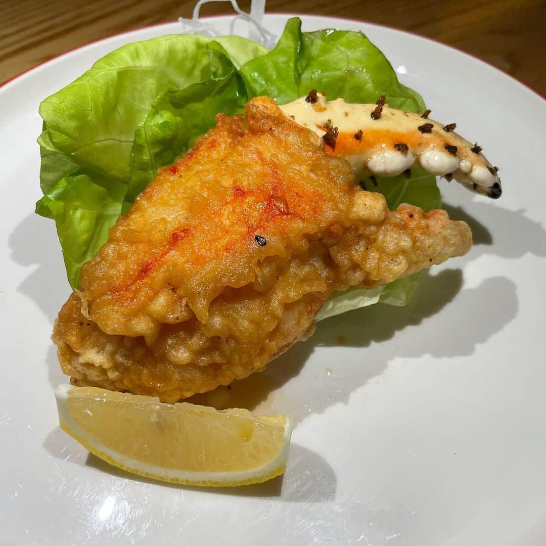 松久信幸さんのインスタグラム写真 - (松久信幸Instagram)「One of Matsuhisa’s signature dishes.  #kingcrabclawtempura  with melted butter and ponzu sauce  #crabclaws #tempura  #alaska @matsuhisabeverlyhills @nobumatsuhisa_dinnerware」11月26日 3時51分 - therealnobu