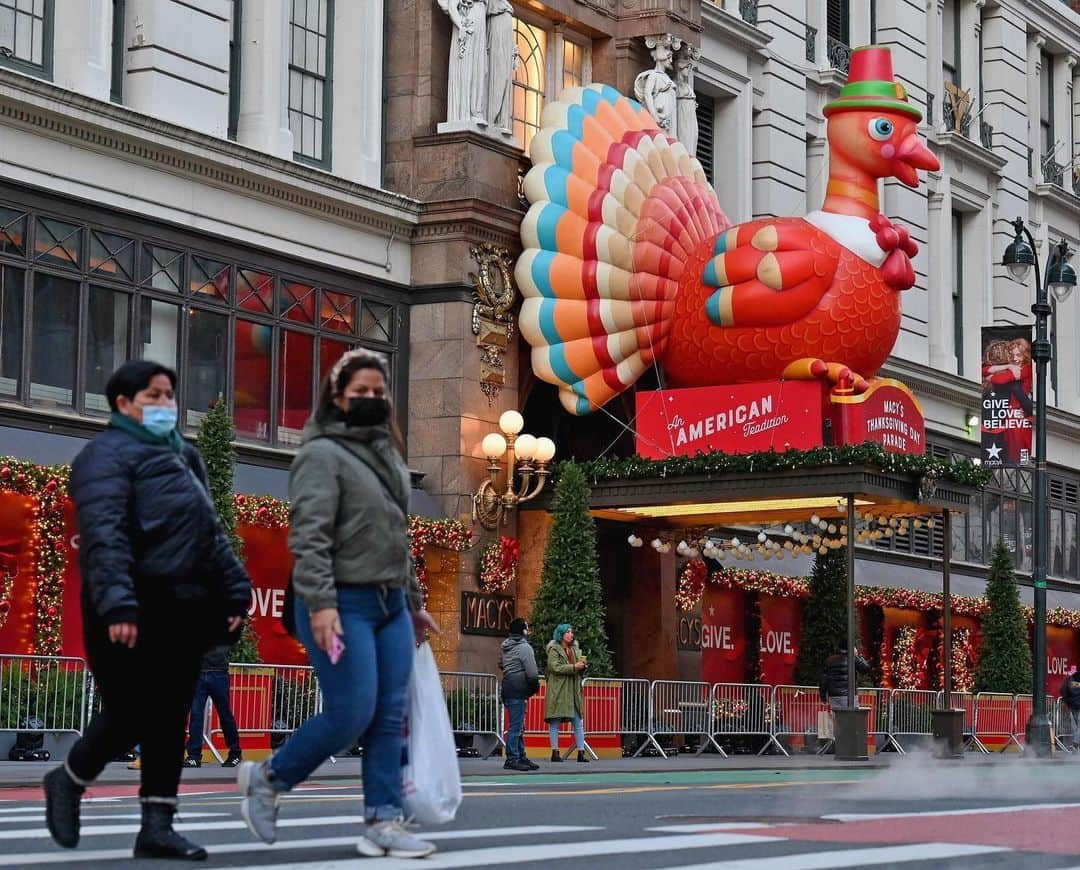 NBC Newsさんのインスタグラム写真 - (NBC NewsInstagram)「People walk past Macy's Herald Square in New York City on the day before Thanksgiving.  📷 Angela Weiss / @afpphoto」11月26日 3時53分 - nbcnews