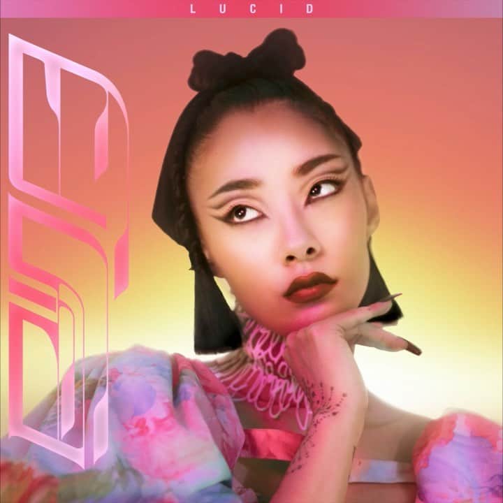 リナ・サワヤマのインスタグラム：「💗LUCID💗 OUT NOW !!!! and GUESS WHAT ! it’s part of a DELUXE version of SAWAYAMA that will be out December 4th 🎉🎉🎉🎉🎉🎉🎉🎉🎉 this is for the pixels !!!!!!!!! #SAWAYAMADELUXE   Track listing: 1 “LUCID” 2 “We Out Here” (Bonus Track) 3 “Bees & Honey” (Bonus Track) 4 “Love It If We Made It” (@the1975 cover)  5 “XS (Live)” 6 “STFU! (Acoustic)” 7 “Bad Friend (Acoustic)” 8 “Chosen Family (Acoustic)” 9 “Comme Des Garçons (Like The Boys) (@pabllovittar Remix)” 10 “XS (Remix)” (Feat @breerunway ) 11 “Bad Friend (@dreamwife Remix)”」