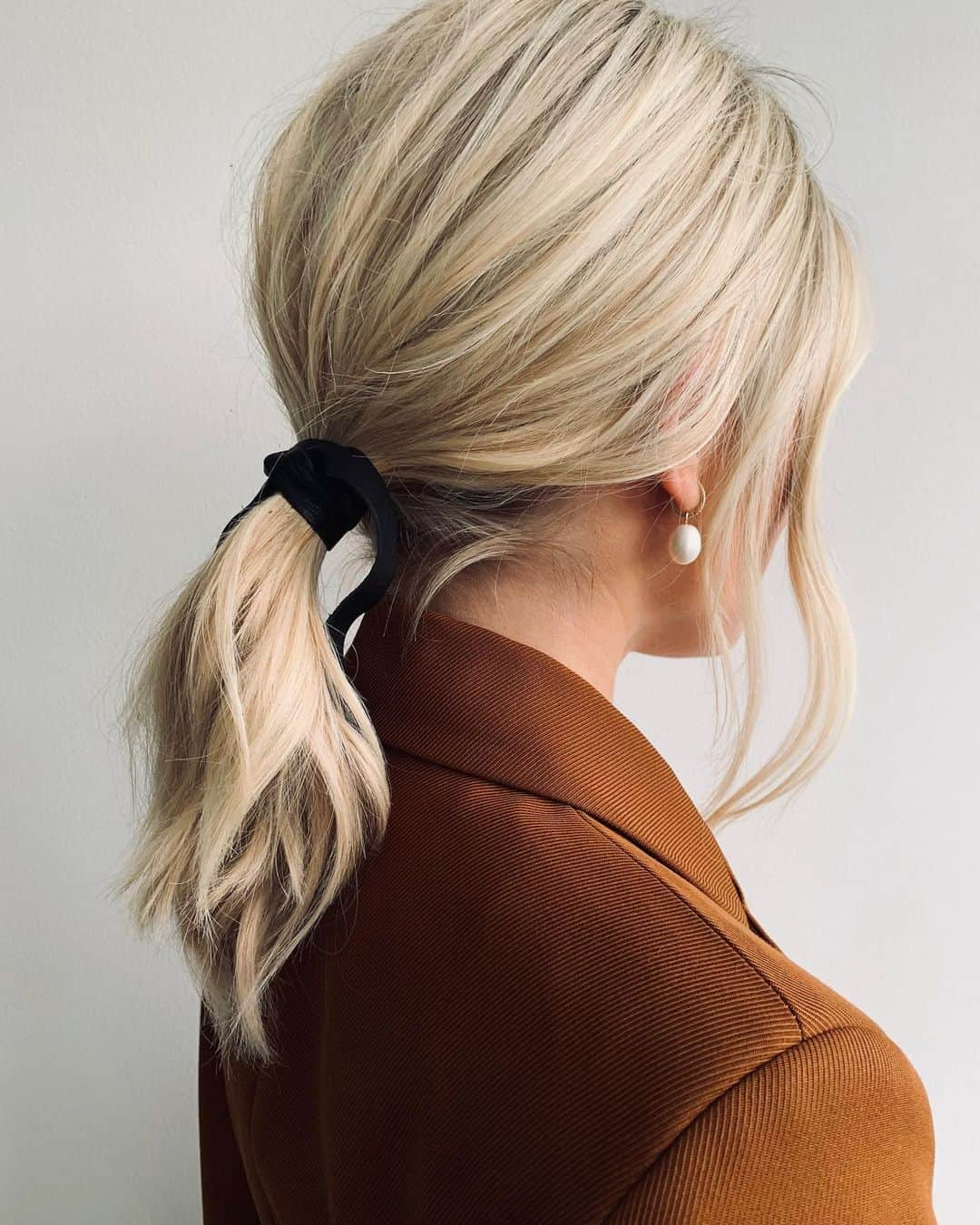 Mollie Kingさんのインスタグラム写真 - (Mollie KingInstagram)「Who said ponytails have to be boring? #hair #blonde #ponytails」11月26日 3時55分 - mollieking