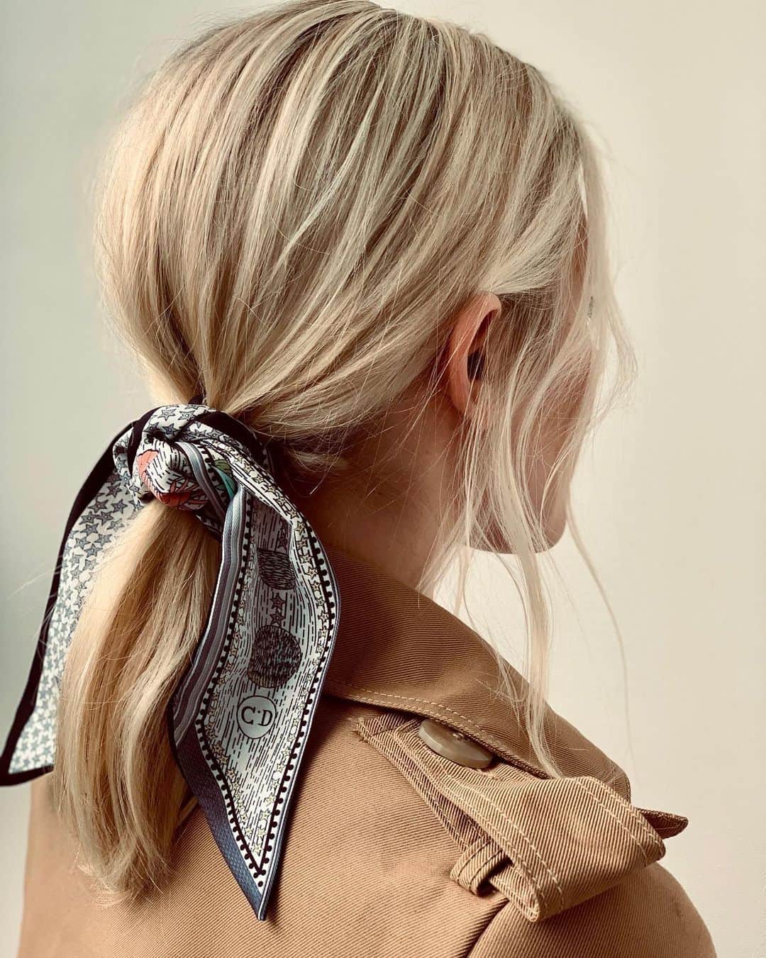 Mollie Kingさんのインスタグラム写真 - (Mollie KingInstagram)「Who said ponytails have to be boring? #hair #blonde #ponytails」11月26日 3時55分 - mollieking