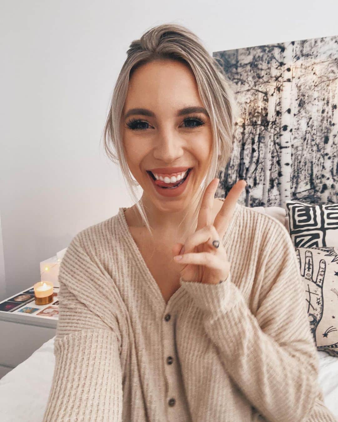 Kalyn Nicholsonのインスタグラム：「the happy face and dance of a gal who’s offer was just accepted on a literal DREAM HOME! let the moving vlogs commence... again!✨」