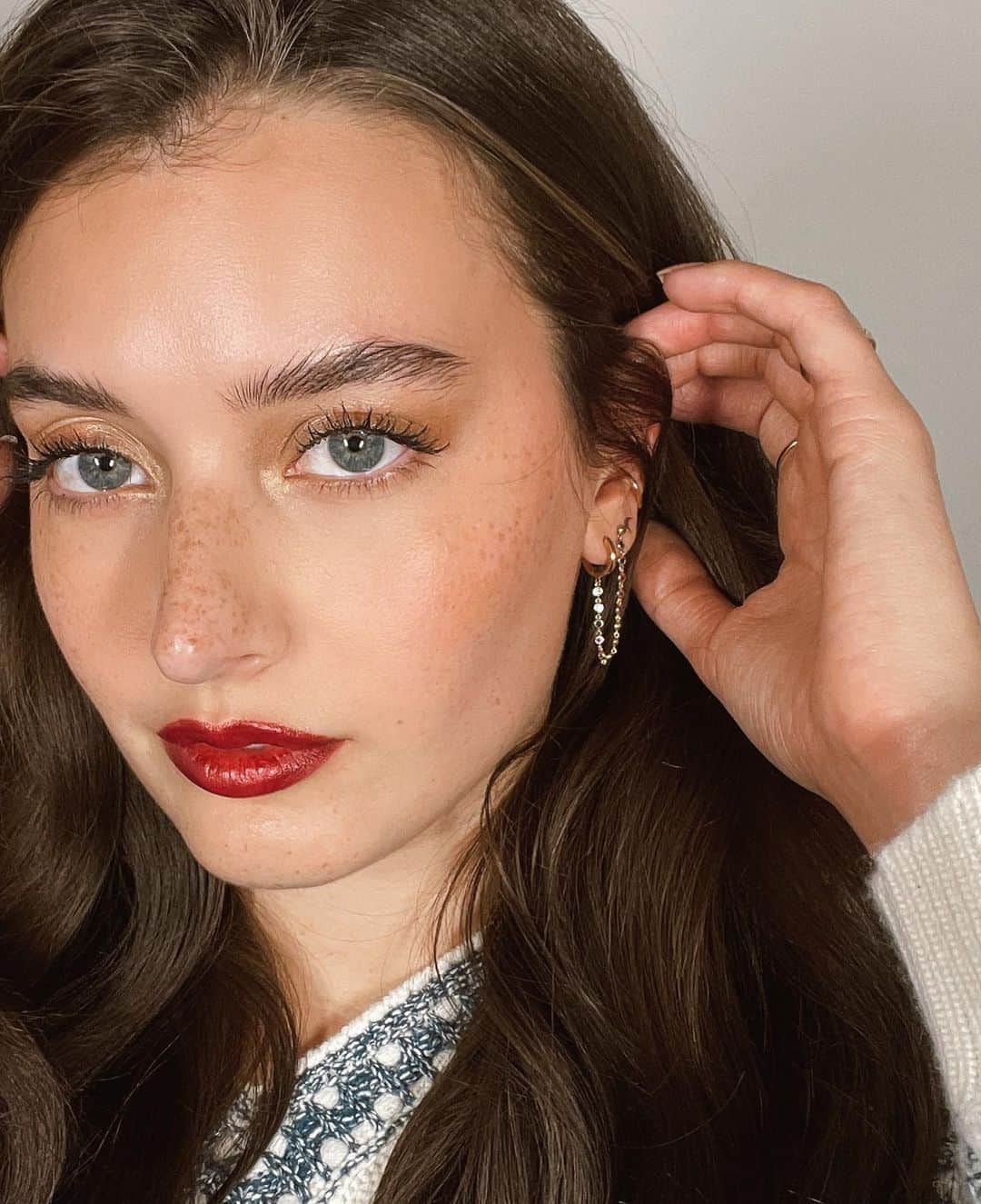ジェシカ・ジェーン・クレメントのインスタグラム：「Golden glow for @welovecoco ✨ Check out their stories for the full look and go show some love☺️ #workingwithchanel」
