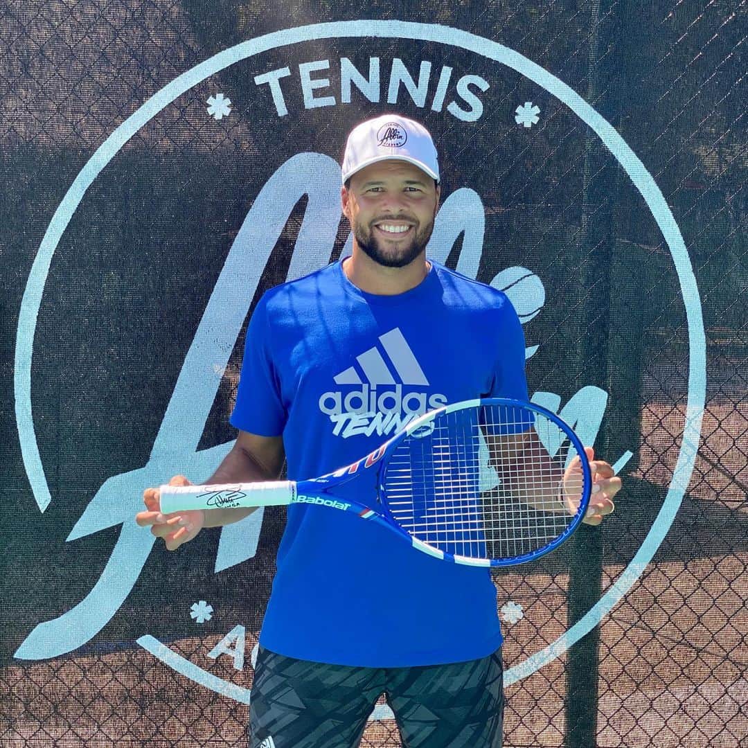 ジョー＝ウィルフリード・ツォンガのインスタグラム：「Salut les amis ! 💥 @allin_padel met en place un jeu exceptionnel pour vous faire gagner : - ma raquette dédicacée  - le maillot dédicacé de @antholopes_officiel  - la raquette dédicacée de @johan.bergeron   Rdv dès maintenant sur le compte 👉🏾 @allin_padel 😉  Bonne chance à tous ! 🍀  #tsongateam #allinpadel #allinacademy #teamallin #football #tennis #padel #lyon」
