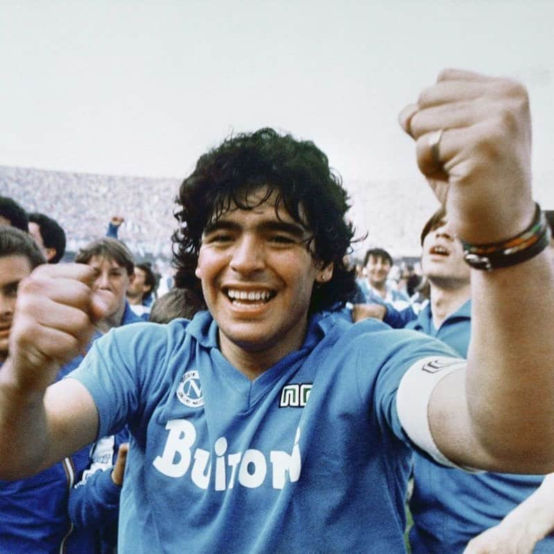 ドリース・メルテンスのインスタグラム：「Quando 7 anni fa mi hanno proposto di firmare per il Napoli , il mio pensiero é subito andato alle magie che ti ho visto fare in maglia azzurra...se negli ultimi anni il mio nome é stato messo vicino al tuo mi scuso, perche non potrò mai essere alla tua altezza, quello che hai fatto per la « nostra » citta’ resterà per sempre nella storia. Da domani indossare la maglia azzurra sara’ una responsabilita maggiore. Ciao idolo é stato un orgoglio conoscerti .  You were the first thing that came to my mind when I signed for Naples. Wearing the blue shirt will mean even more from now on. Napoli lost part of its soul today. You were, and will always be, an inspiration to all of us. If my name has ever been placed next to yours, I apologize, I will never be at your level. What you did for "our" city will go down in history forever. It was an honour to have met you. Forever my idol 💙」