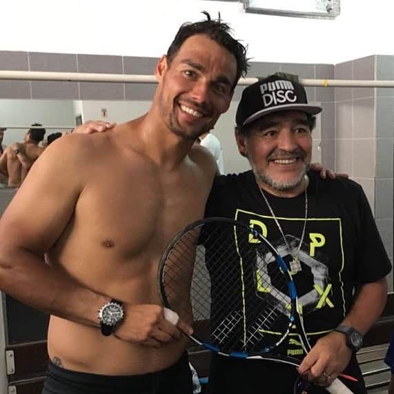 ファビオ・フォニーニのインスタグラム：「“Mezzo nudo lo guardo;insieme a lui nello spogliatoio entra un sacco di gente,non so cosa dire. Maradona mi stringe la mano,io sorrido,poi d’istinto comincio a cantare : << Oh mamma mamma mamma,sai perché mi batte il corazón? Ho visto Maradona, è innamorato son..>> Prima ancora di rendermene conto sto saltando, e gli altri nello spogliatoio mi vengono indietro,cantano e saltano anche loro. Maradona ride. Alla fine gli chiedo di farmi l’autografo su una maglia dell’Italia . <<Certo certo, nessun problema>> dice lui. Appena torno a casa,mio papà quella maglia la fa incorniciare e la appende in palestra. Penso sia il regalo più bello che gli abbiano mai fatto.  PARA SIEMPRE DIEGO Dep D10s ❤️」