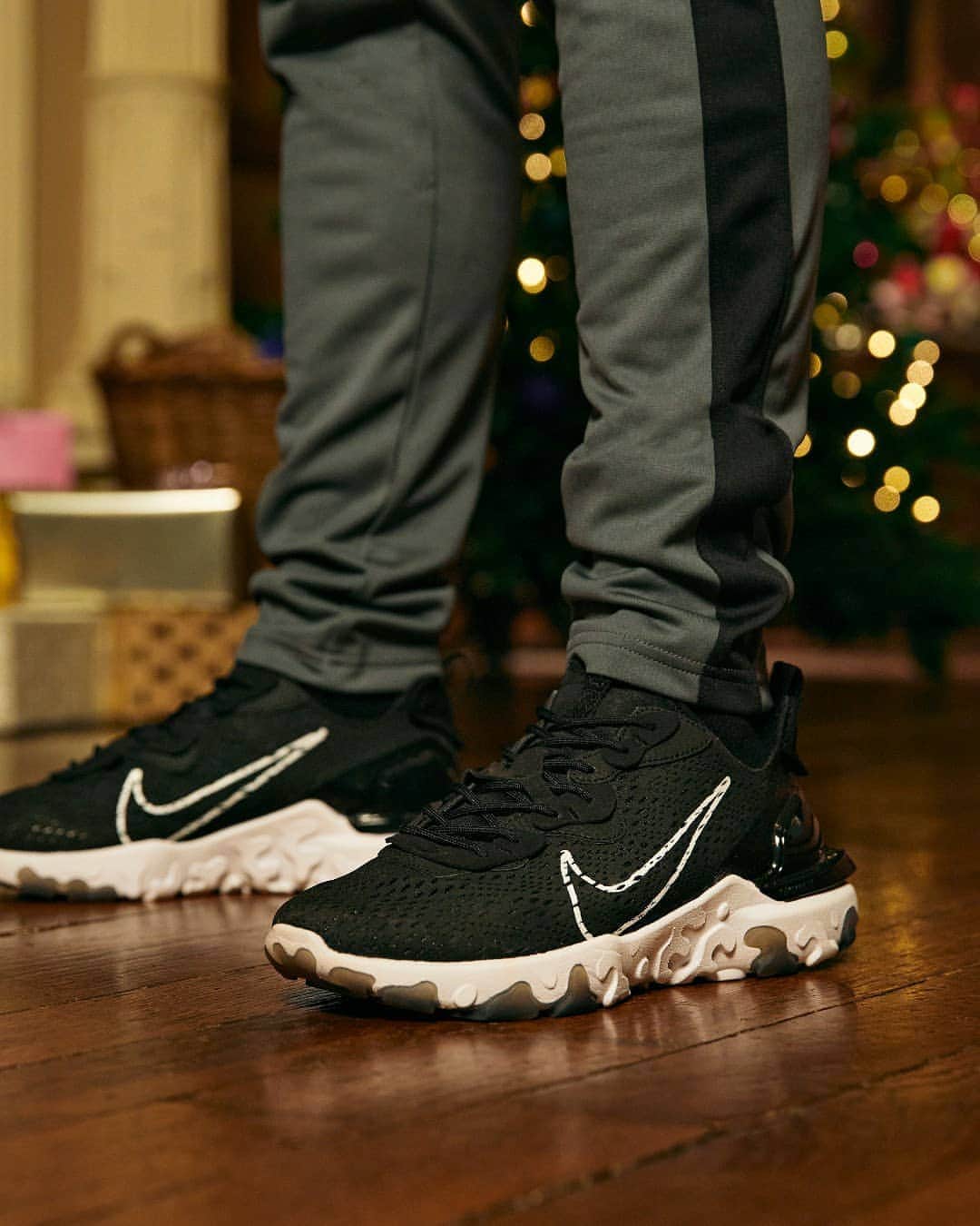 FOOTASYLUMさんのインスタグラム写真 - (FOOTASYLUMInstagram)「One for the Christmas wish list. 🎁  Shop online for the @Nikesportswear react vision in both men and junior sizes.  #Footasylum #Nike #ReactVision」11月26日 4時11分 - footasylum