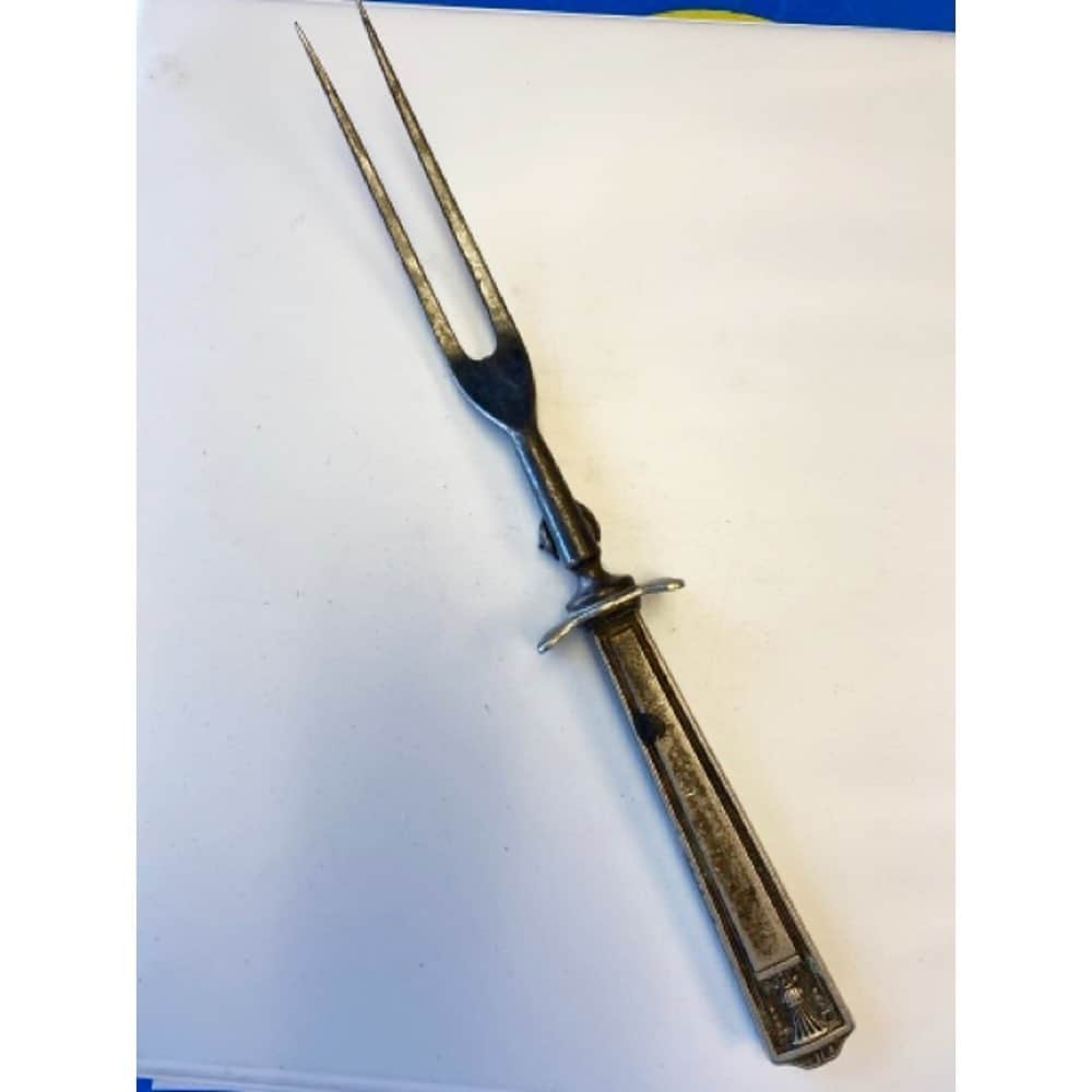 アメリカ運輸保安局のインスタグラム：「Please forkive us but we’re chopping at the bit to show you this crazy find. Our sharp officers were having a knife day until they found this carving fork in a traveler’s carry-on bag.   We won’t be-ladle the point but sharp objects are whiskey business when it comes to your carry-on. That includes your carving knives and carving forks. But don’t worry! You can roll right through security with your plastic forks and unserrated knives.   If you want to be flippin’ awesome, pack your sharp objects in checked baggage sheathed or securely wrapped to prevent injury to baggage handlers and inspectors. See you spoon!   #traveladvice #protips #edutainment #flywithme #Traveling #airportlife #carryonbag #punnyjokes #airportsecurity」