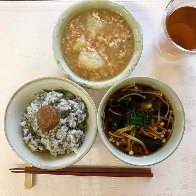 なでしこ健康生活さんのインスタグラム写真 - (なでしこ健康生活Instagram)「Repost from @nozomi_goto26   なでしこ健康生活 ごはんライフ﻿ ﻿ 五分つき米に「なでしこブレンド」と麻炭を入れて炊飯しました。﻿ ﻿ ごはんが美味しいから、 梅干しとお味噌汁が有れば幸せ❤️﻿ ﻿ 最近、ごはんの美味しさに目覚めました✨﻿ ﻿ 冬瓜のあんかけは、大豆ミートを使って。﻿ ベジなお昼ごはん。﻿ ﻿ 玄米も白米も美味しく炊けるって﻿ その日の気分に合わせて、お米を変えれるから﻿ 気分転換にピッタリ。 その上、酵素玄米が出来るって最高です😍✨ ﻿ ﻿ 雑穀好きな私は「なでしこブレンド」も大のお気に入り。﻿ ブレンドされている雑穀は5種類。﻿ 美味しい雑穀ばかりを集められているのが嬉しいのです。﻿ ﻿ 美味しく食べて、からだに良いって本当に嬉しいです。﻿ 栄養たっぷりだから、ご飯とお味噌汁だけでお昼ご飯も幸せです。 ﻿ ”はとむぎ”には体の水分を排出してくれたり、老廃物を排出して、美白効果が期待できると言われている雑穀。﻿ ”大麦”には胃腸の働きをよくして消化吸収をよくしたり、老廃物の代謝を高める作用などが有ると言われています。﻿ ”そばの実”は消化吸収を高める働きや、そばに含まれるルチンが毛細血管を丈夫にして血圧を下げると言われています。﻿ ”赤米”食物繊維が多いだけではなく、カルシウムやマグネシウムを多く含み、赤い色にはポリフェノールが含まれています。﻿ ”高きび”は歯ごたえのある食感が美味しい高きび。ポリフェノールを多く含み抗酸化作用が期待できると言われています。﻿ ﻿ ﻿ #なでしこ健康生活公式アンバサダー #なでしこ健康生活 #免疫アップレシピ　#宅メシ　#酵素玄米  #酵素玄米炊飯器　#発芽玄米炊飯器　#発酵発芽玄米 #発芽酵素玄米  #発酵玄米 #寝かせ玄米 #酵素玄米ごはん　#玄米　#玄米酵素ブレンド　#炊飯器レシピ　#発酵食　#玄米食 #おうちごはん #オーガニック #免疫力アップ #インナービューティー #腸活 #健康美食 #ローフード #ベジ #ビューティーソウルフード #ビューティーソウルフードデザイナー﻿ @nadeshiko_healthy_life﻿ @beaty_soulfood_nozomi﻿ @nozomi_goto26」11月26日 4時13分 - nadeshiko_healthy_life