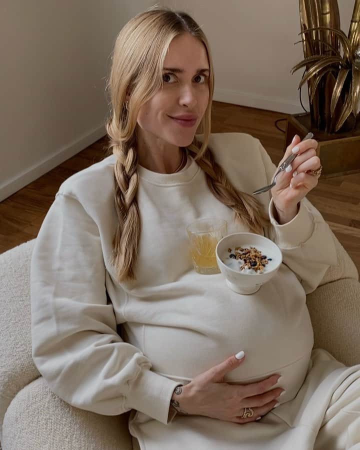 ペニーレ・タイスベックのインスタグラム：「Launching one of a kind table collection soon made of 50% croissants and 50% pasta 🥐🍝」