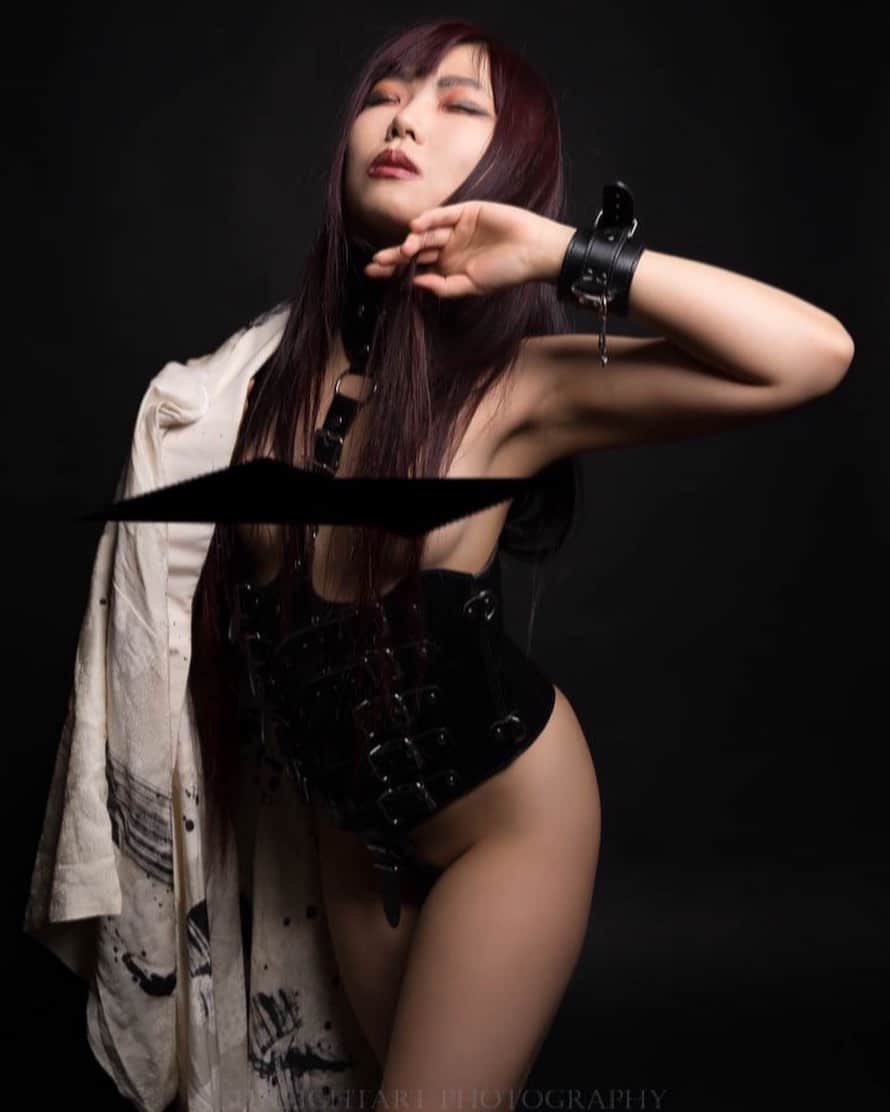 浮世みゆのインスタグラム：「#boudoir #corset #berlin #gravure #model #foto #fotografia #fashion #kimono #japanese #japanesemodel #shooting #followme #asian #asianmodel #asianbabe   photography @sunlightartphotography 👏✨ corset /Harness/lingerie @iadoramimarketing 🖤✨  MUA @miyu_4art」