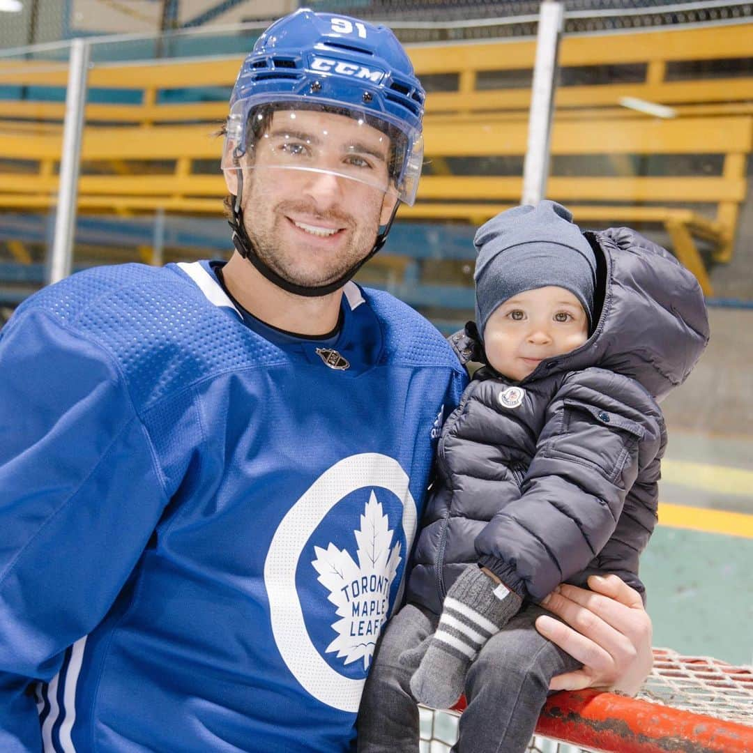 NHLさんのインスタグラム写真 - (NHLInstagram)「Father - Son Skates 💙  (📷 @johntavaresfdn)」11月26日 4時23分 - nhl