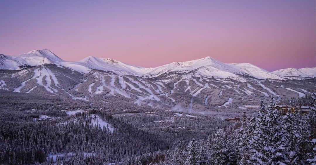 Sigma Corp Of America（シグマ）さんのインスタグラム写真 - (Sigma Corp Of America（シグマ）Instagram)「The early photographer catches the sunrise on the fresh snow-covered slopes of the Rockies! SIGMA Ambassador @liam_doran_outdoors grabbed his 24-70mm F2.8 DG DN  Art lens first thing this morning to capture this beautiful panorama, complete with a forest of frosty pines and warmly-lit lodges nearby.  And what a coincidence... the 24-70mm F2.8 DG DN  Art just happens to be part of our Black Friday deals!  Link in bio... :)  #SIGMA #sigmaphoto #sigma2470art #sigma2470dgdn #blackfriday #blackfridaysale #blackfriday2020 #photography #outdoorphotography #landscapephotography #landscape #rockymountains #colorado #sunrise #sunrisephotography #snow #ski #skiseason #freshpowder」11月26日 4時33分 - sigmaphoto