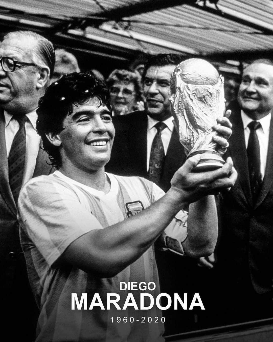 クワドォー・アサモアのインスタグラム：「Un giorno triste per il calcio. Riposa In Pace Leggenda. Non ti dimenticheremo mai.  A sad day for all football. Rest In Peace. You will never be forgotten. ⚽️🙏🏿 #Maradona #Legend」