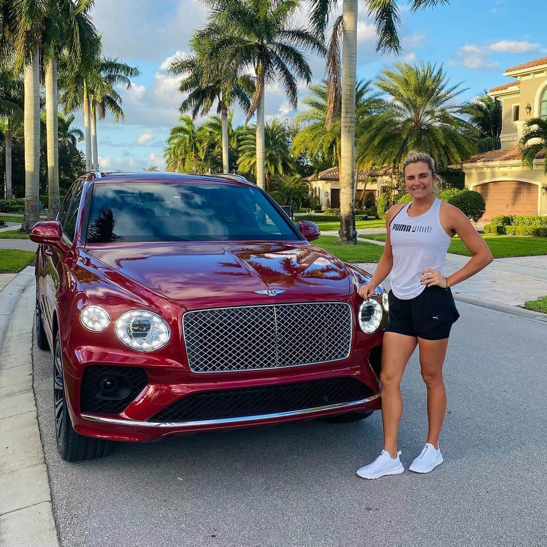 レクシー・トンプソンさんのインスタグラム写真 - (レクシー・トンプソンInstagram)「I am very thankful to be part of the Bentley Family and grateful that they have shared the new 2021 Bentley Bentayga with me.   My fellow #bentleyambassador @brysondechambeau want to challenge our followers to a competition. Winner will get a Bentley Continental GT replica model car, signed by the both of us to have at home for the holidays. To enter:  1. Follow me, @brysondechambeau and @bentleymotors 2. Like this post and the post of Bryson with his Bentley on his page (dated 11/25)  We will pick a winner on Monday, 11/30! Good luck 👍🏼」11月26日 4時42分 - lexi