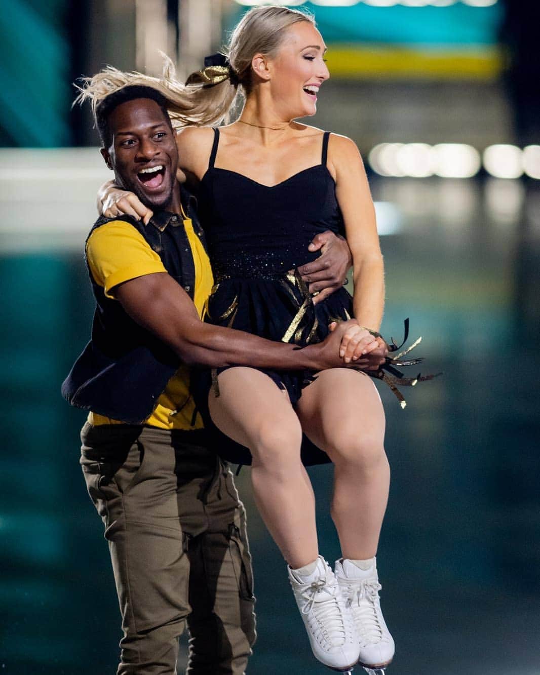 のインスタグラム：「Me helping Jess onto our invisible Battle of the Blades Throne (🤞🏿). . . The Finale is tomorrow I, what a whirlwind. We are tired, somewhat broken, but we can't be more excited to have made it to the end of this show and win such an amazing gift for our respective charities. Do it For Darron and Freedom School Toronto, Jess, Katherine, Ben and I couldn't have been more willing to put our time, work, and bodies into this project and bring you an incredible gift in the form a monetary donation. TEAM JESHER LET GO! . . #freedomschooltoronto #difd #difdroyal #botb #battleoftheblades #figureskating #hockey #coloryourice #youthmentalhealth #blacklivesmatter #translivematter #indigenouslivesmatter #weareinthistogether #defundthepolice #investincommunties #endsars #listenlearnllove #charity #restorativejustice #blackboyjoy」