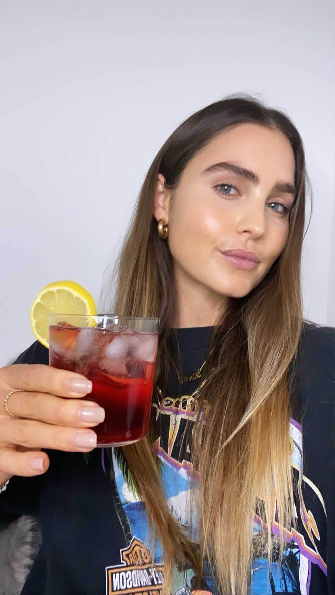 Kirsty Godsoのインスタグラム：「2020 hit different in so many ways. Grateful for facetime hangouts, dance parties, karaoke and cocktail hour with loved ones to continue to celebrate the best together this holiday season, no matter where we are. Tonight’s Friendsgiving celebration accompanied by the @greygoose Holiday Punch Cocktail Kit which you can get delivered to your door via @cocktailcourier recipe below:  Combine in a rocks glass over ice 1 1/2 oz Grey Goose Vodka 1/2 oz Pomegranate juice 1 oz Sweetened black tea 1 oz Prosecco Garnish: Lemon wheel #GreyGoosePartner」