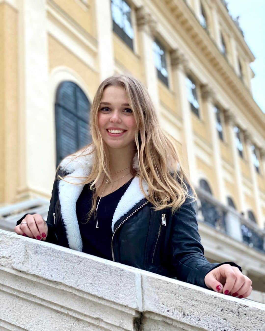 ニコル・ラジコワのインスタグラム：「💛」