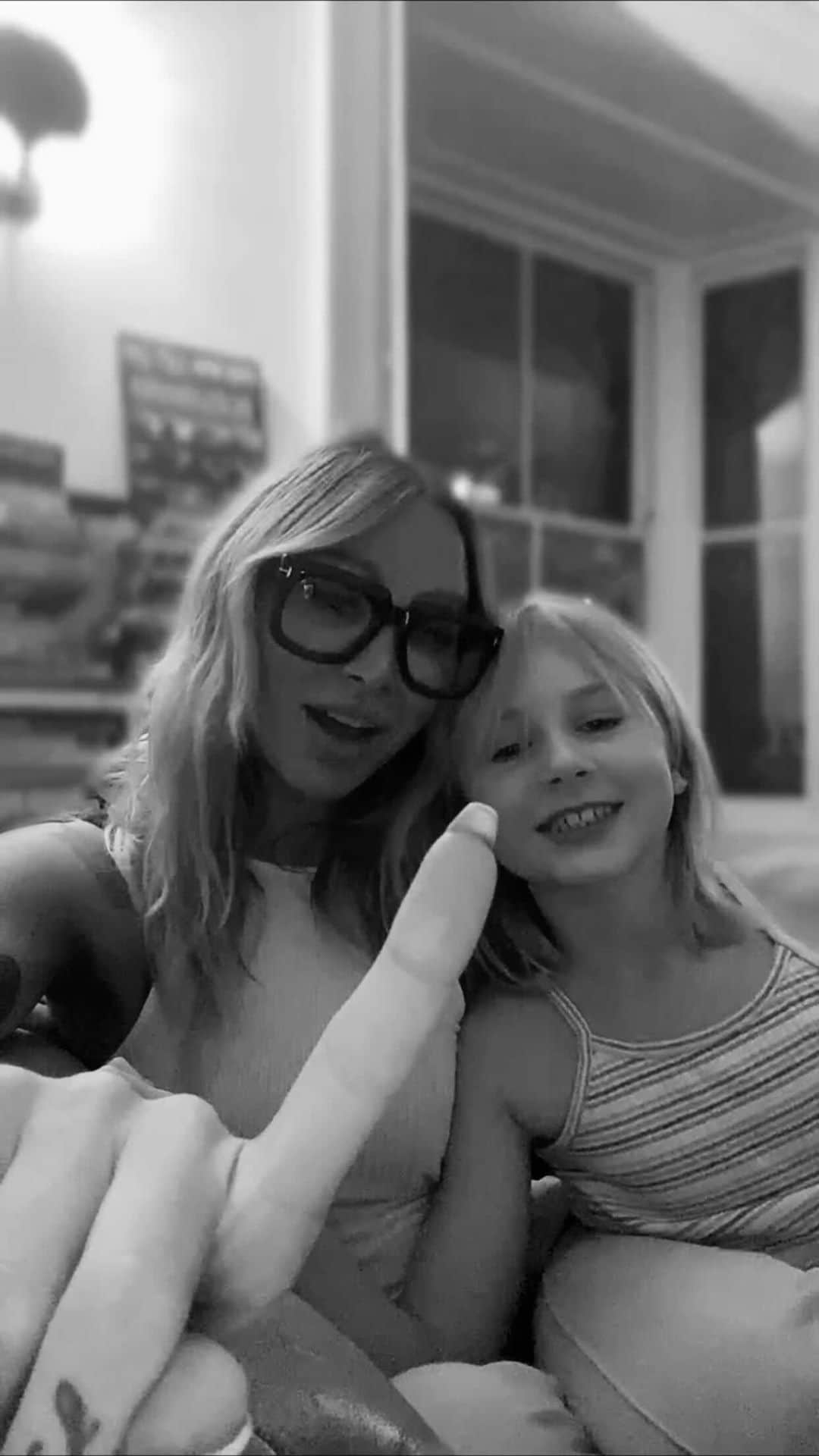 ルー・ティーズデールのインスタグラム：「Don’t settle for a crumb 🖤 - Song @ninanesbitt」