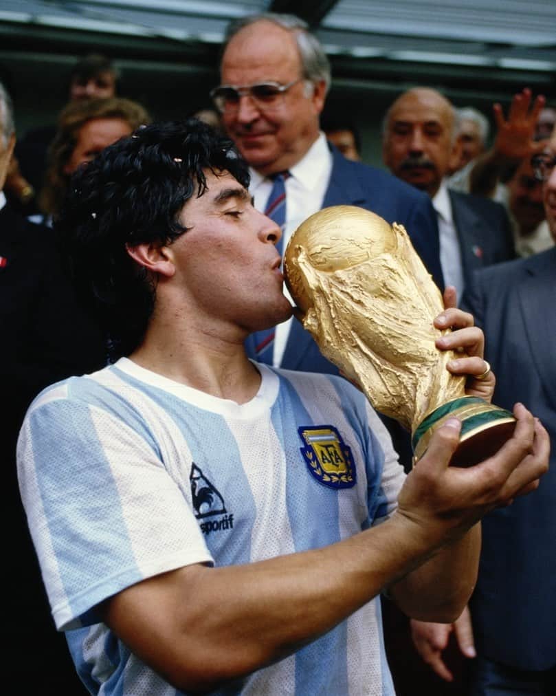 ヤニス・アデトクンボさんのインスタグラム写真 - (ヤニス・アデトクンボInstagram)「R.I.P Diego Maradona 🕊💙🤍」11月26日 4時45分 - giannis_an34