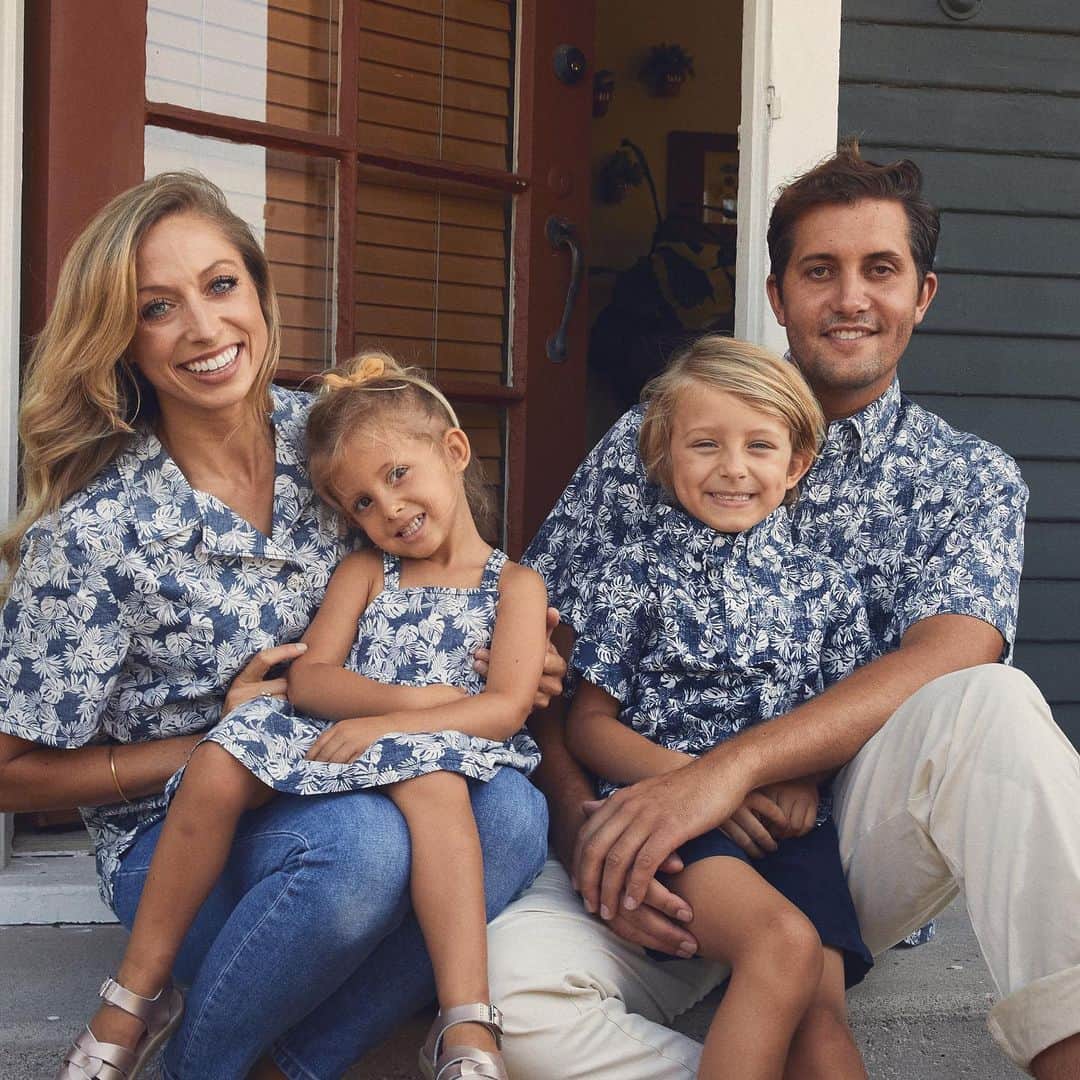 レインスプーナーのインスタグラム：「Our Festive Foliage print features some of Hawaii’s most iconic foliage, monstera and fan palms. Available for the whole family, a great looking design for the holiday season.」