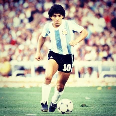 ヴェスレイ・スナイデルのインスタグラム：「Today football has lost a legendary number 10. Thank you for the football inspiration you gave me. Rest In Peace ⚽️❤️ #Maradona」