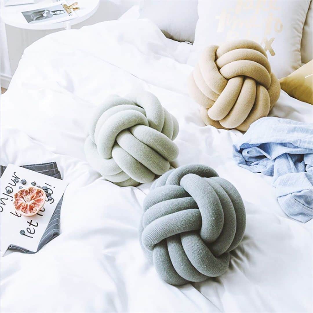 チップ＆ペッパーさんのインスタグラム写真 - (チップ＆ペッパーInstagram)「Swedish knot pillows, the more the better 🦊 @stylraven」11月26日 4時48分 - sarafernstrom_