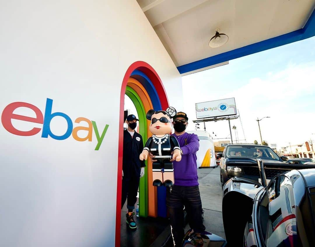 ベン・ボーラーのインスタグラム：「Had a great time celebrating @eBay's new Authenticity Guarantee service yesterday in my hood! #KTOWN. And now you can shop with even more confidence -- just look for the blue checkmark on select Bearbrick’s, sneakers and watches, with more items coming in 2021. Check the link in my bio to learn more. #eBayPartner #eBayAuthentic」