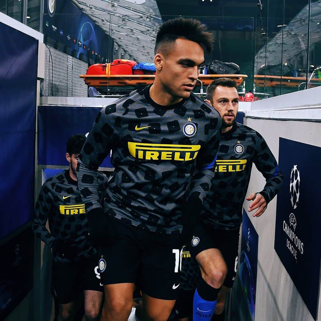 インテルナツィオナーレ・ミラノさんのインスタグラム写真 - (インテルナツィオナーレ・ミラノInstagram)「THE NERAZZURRI WARMING UP 🔥🏟 #Inter #ForzaInter #InterReal #UCL #ChampionsLeague」11月26日 4時53分 - inter