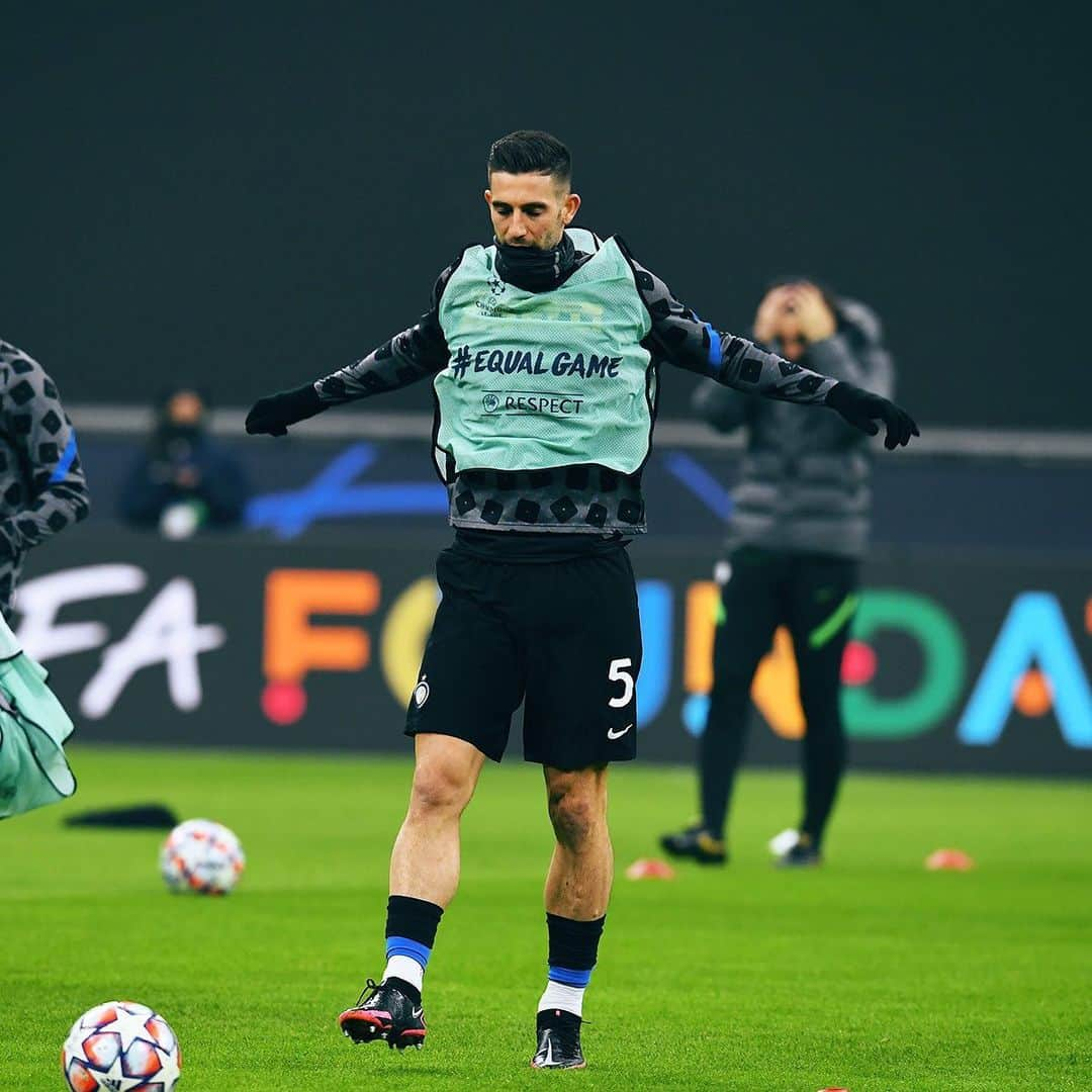 インテルナツィオナーレ・ミラノさんのインスタグラム写真 - (インテルナツィオナーレ・ミラノInstagram)「THE NERAZZURRI WARMING UP 🔥🏟 #Inter #ForzaInter #InterReal #UCL #ChampionsLeague」11月26日 4時53分 - inter