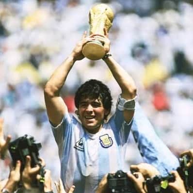 ロナウドのインスタグラム：「Que dia triste para nós, amantes do futebol. Nosso esporte perde um dos seus maiores ídolos. Eu perco um grande amigo, cujo talento me inspirou desde moleque.  Consternado pela sua partida, mas grato pelo encontro da minha história com a sua, em vida.   El Pibe, seu legado é eterno. Sua magia em campo jamais será esquecida. Descanse em paz, meu amigo.    Que Deus conforte toda a família, amigos e gerações de fãs pelo mundo.」