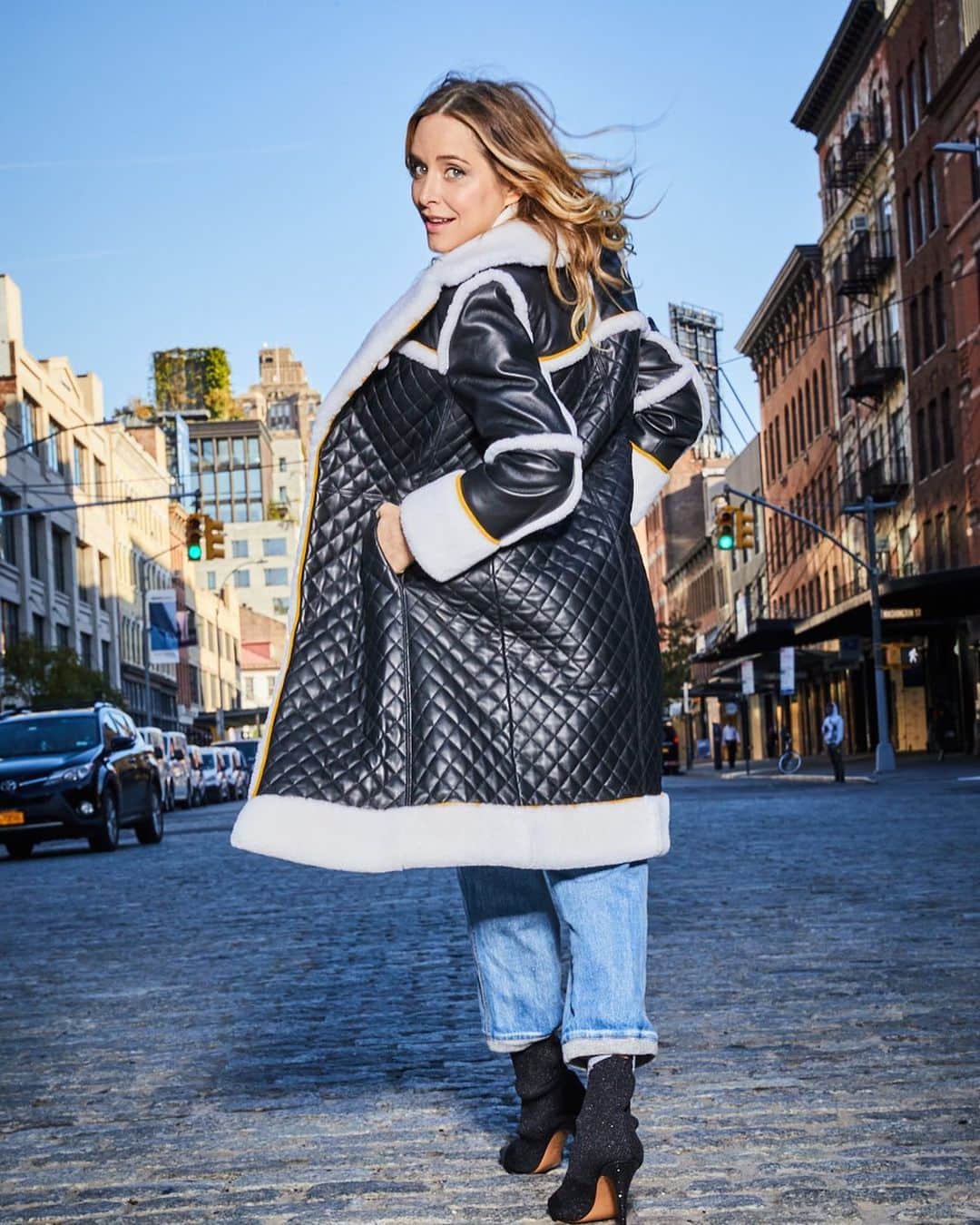 アリス+オリビアのインスタグラム：「Spotted: @jennymollen looking very fabulous in my favorite fall coat in nyc 🙌🙌」