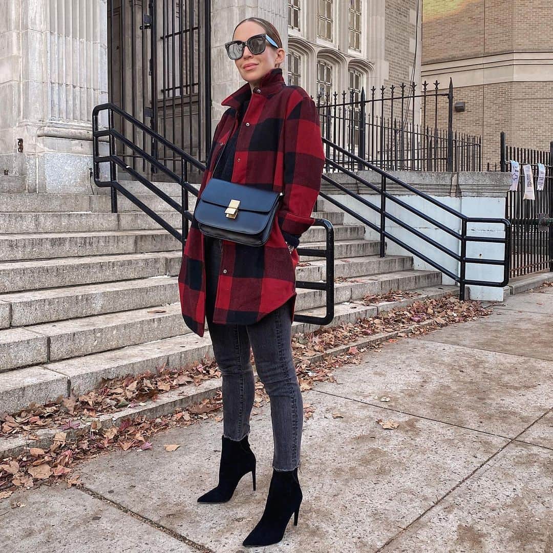 Helena Glazer Hodneのインスタグラム：「A more casual take on holiday dressing. PS: I shared a 35% off code for these boots on my stories❤️」