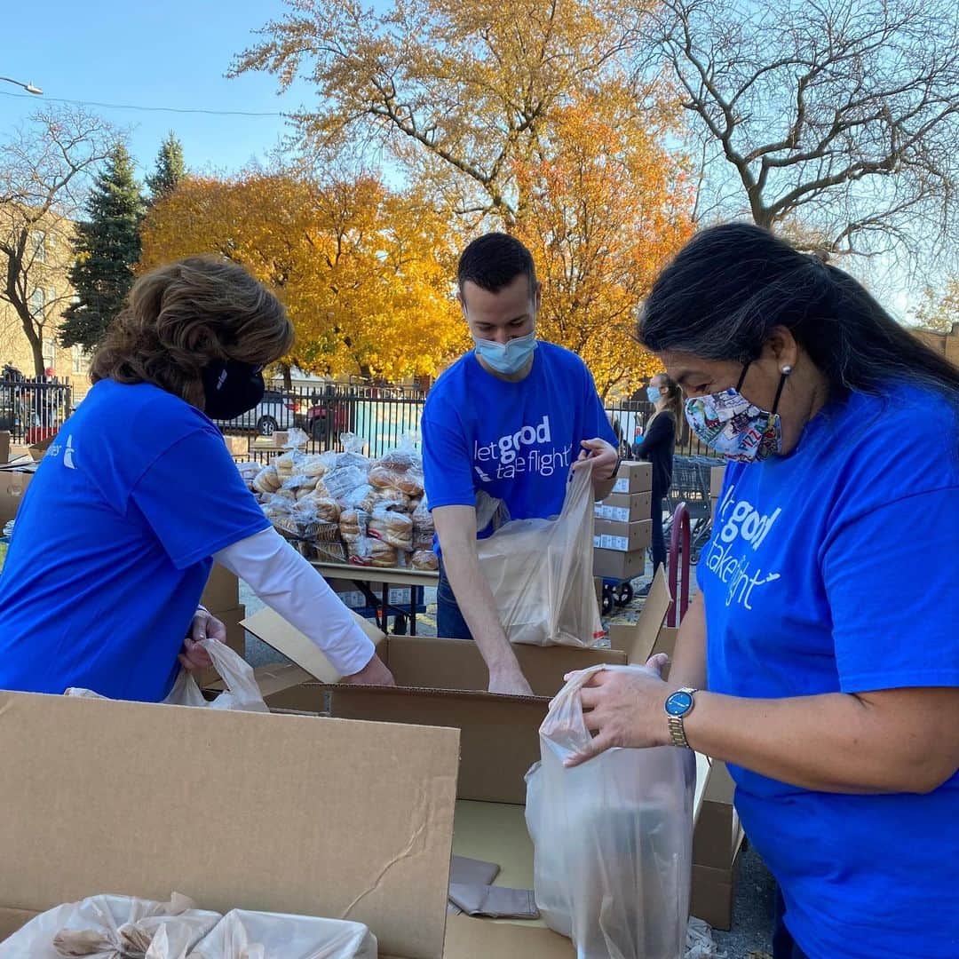 アメリカン航空のインスタグラム：「This #Thanksgiving, the #AATeam in Chicago is showing its gratitude for the local community, by ensuring families in need have a special meal to celebrate the holiday. Read the story on our newsroom — link in bio. #LetGoodTakeFlight」