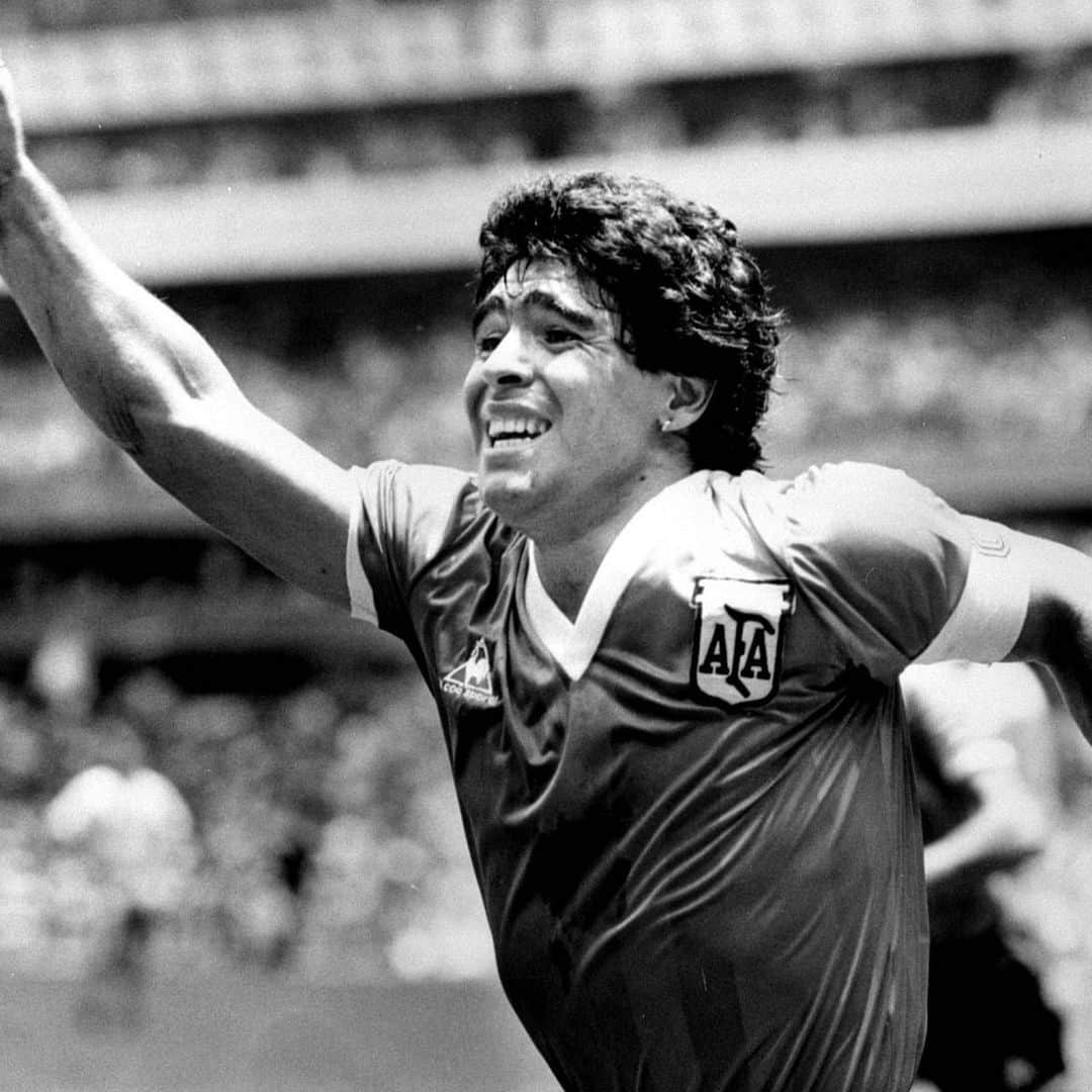 テディ・リネールさんのインスタグラム写真 - (テディ・リネールInstagram)「C'était un magicien qui nous faisait rêver dès qu'il entrait sur un terrain. Une légende du football qui a inspiré de nombreuses générations✨✨   RIP Monsieur Maradona 🙏🏾🙏🏾」11月26日 5時08分 - teddyriner