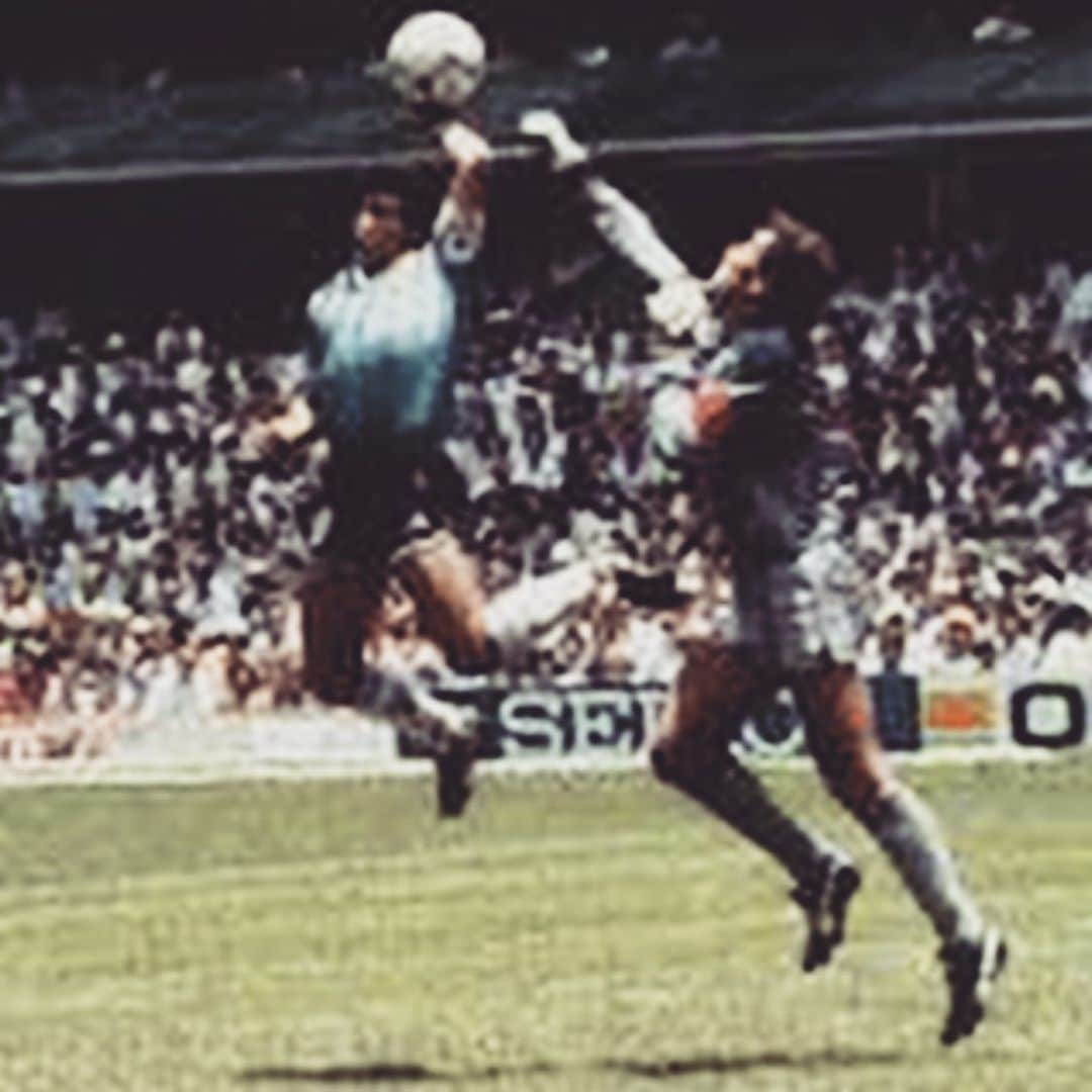 ポール・ブラックソーンさんのインスタグラム写真 - (ポール・ブラックソーンInstagram)「RIP Diego Maradona, that troubled genius.... Very sad news. He reached amazing heights and extreme depths. If you haven’t seen the documentary it’s well worth a watch.  An incredible man with the Hand of God.」11月26日 5時01分 - paulblackthorne