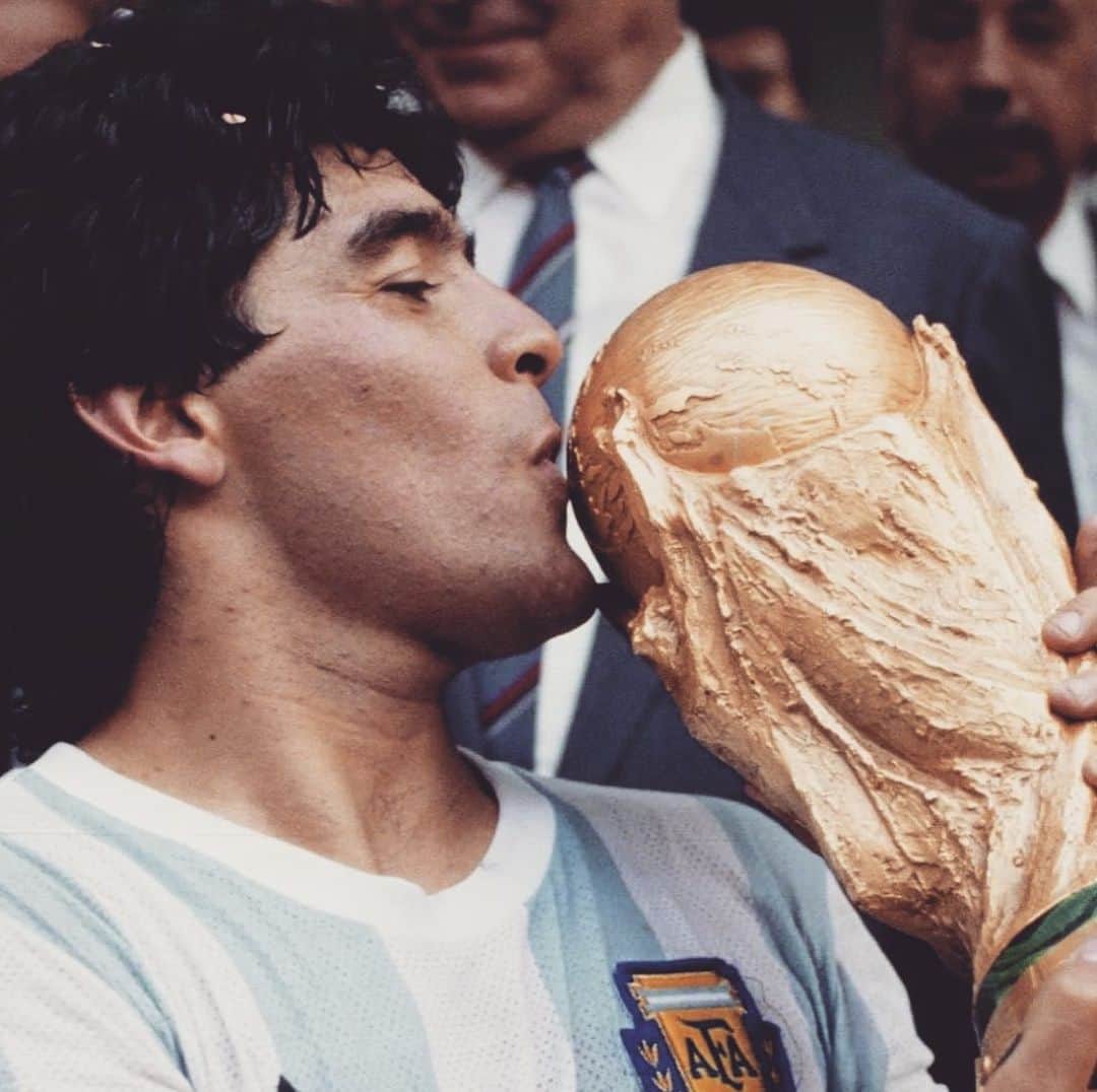 ポール・ブラックソーンのインスタグラム：「RIP Diego Maradona, that troubled genius.... Very sad news. He reached amazing heights and extreme depths. If you haven’t seen the documentary it’s well worth a watch.  An incredible man with the Hand of God.」