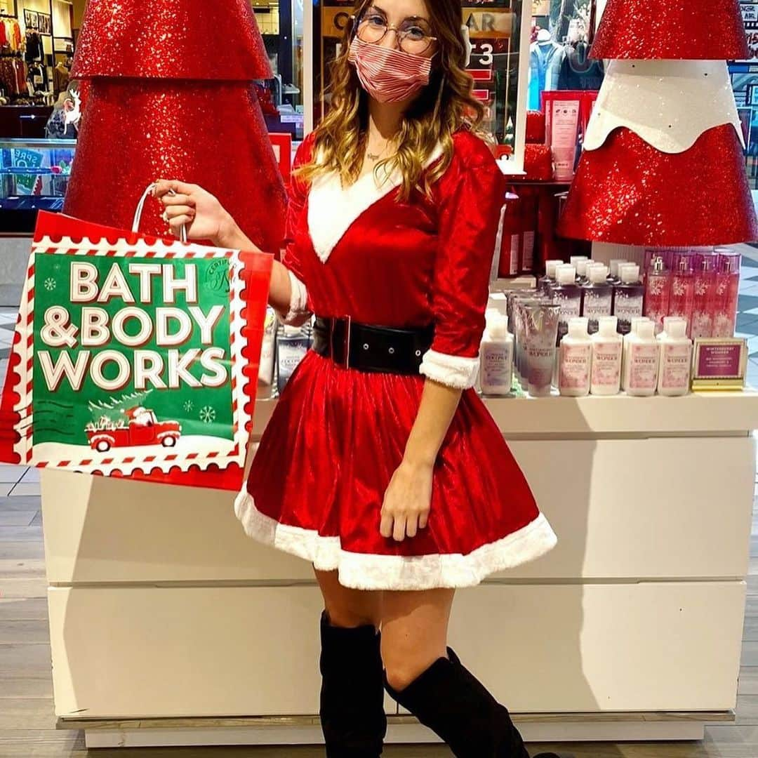 Bath & Body Worksさんのインスタグラム写真 - (Bath & Body WorksInstagram)「The HAUL-idays are HERE! 🙌🏽 Tag us in your Black Friday shopping pics — we’re sharing our faves ALL WEEK LONG! 🛍📸」11月26日 5時03分 - bathandbodyworks