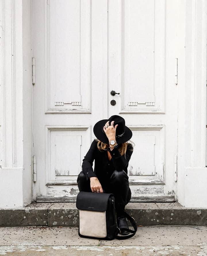 Kapten & Sonさんのインスタグラム写真 - (Kapten & SonInstagram)「'Be gentle with yourself, you are doing the best you can.' 🖤 Style inspo by @steffimarla with our backpack Tromso "Cream Black" - shop the look with 20% off because its black week! 🥳 Happy shopping, Kaptens! #bekapten #kaptenandson⁠ .⁠ .⁠ .⁠ #watch #blackweek #blackweeksale #sale #discover #backpack #fashionlover #fashionaddict #whatiwore #ootdfash #ootdinspo #outfitinspo #berlin」11月26日 5時41分 - kaptenandson