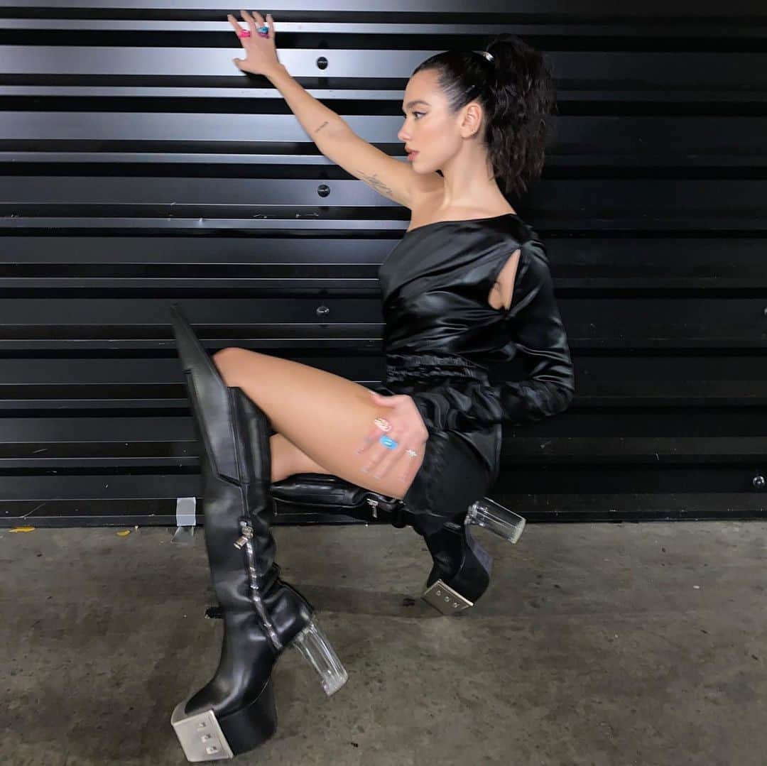 Vogue Runwayさんのインスタグラム写真 - (Vogue RunwayInstagram)「@dualipa celebrated her Grammy nominations in a full @rickowensonline look, complete with the designer's "hell wader" platform boots. Let it inspire your winter style, with more info about the outfit at the link in bio. #regram @dualipa」11月26日 5時10分 - voguerunway