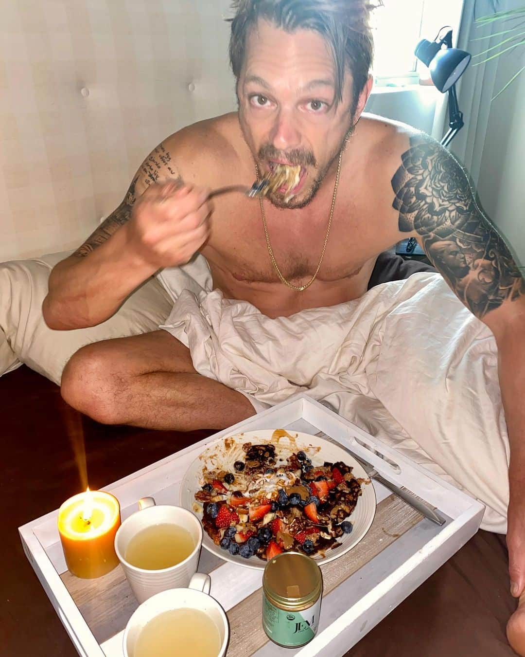 ヨエル・キナマンさんのインスタグラム写真 - (ヨエル・キナマンInstagram)「Here’s a picture of me elegantly enjoying the birthday breakfast pancake my baby @kellybellyboom made for me this morning.❤️」11月26日 5時14分 - joelkinnaman