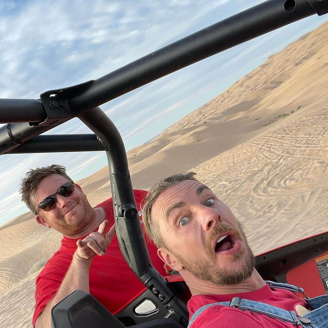 ダックス・シェパードさんのインスタグラム写真 - (ダックス・シェパードInstagram)「Me and Best Friend Aaron Weakley enjoying the shit out of the dunes together.  #rzrlife #glamis #diet7up」11月26日 5時25分 - daxshepard