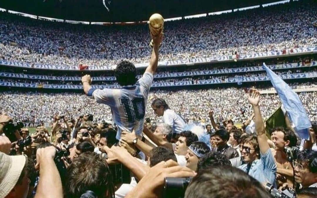 アドリアーノ・デ・ソウザのインスタグラム：「A vida é como um jogo de futebol, cada lance podem mudar a sua trajetória 🙌 Diego foi espetácular em cada partida que participou, aquelas partidas e perfomance que ele demostrou estará pra sempre nos livros de histórias, aqueles lances que fez, mostrou quem ele é 🙏 descanse em paz idolo de um esporte que amo como o surf.」