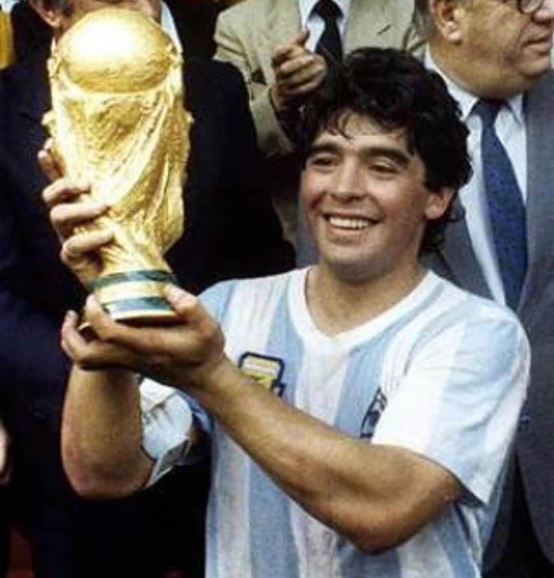ケレチ・イヘアナチョのインスタグラム：「Rest in peace Diego Armando Maradona #Legend 💔」