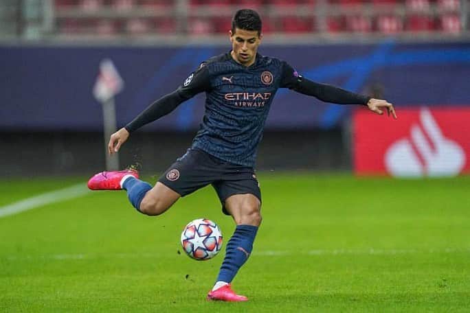 ジョアン・カンセロのインスタグラム：「Qualified for the next round of the @championsleague! Let’s go 💪🏼⚪️🔵 #mommyblessme 🌟」